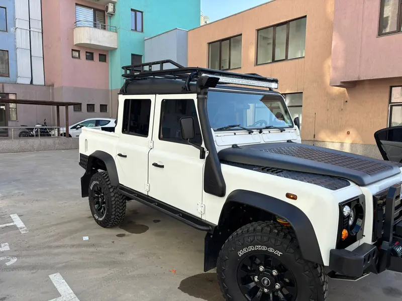 Side three-quarter view with roof rack and snorkel